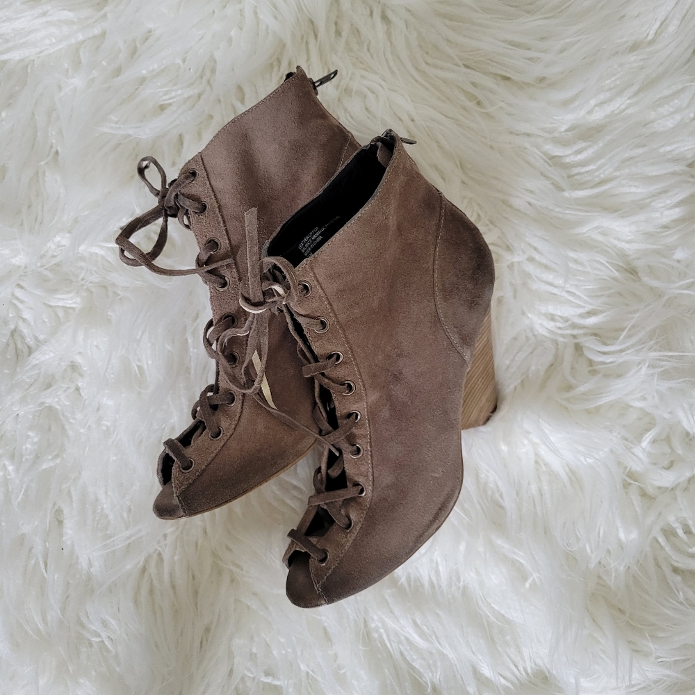 Trouve Culton-Lea Lace-up Booties in Khaki - Picture 4 of 14